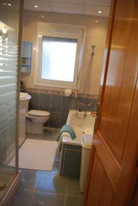 ein Bad mit einer Badewanne, einem WC und einem Fenster in der Unterkunft Casa Tomillo Calpe - Villa with private pool near the beach in Calpe