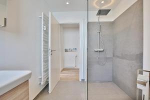 Et badeværelse på Haus am Seehof 9 Ferienwohnung Ostseeliebe Nr 5 + 18 billeder