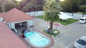 una vista aérea de una piscina en un aparcamiento en Lifestyle Lodge Hotel en Vereeniging