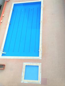 een blauwe omslag aan de zijkant van een gebouw bij Apartamento Con Piscina y Gran Terraza con Vistas - Muy cerca de la playa, el centro y la estación in Vilassar de Mar