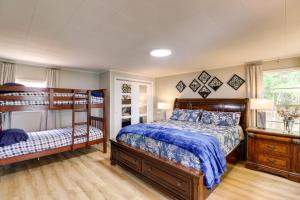 1 dormitorio con 2 literas y ventana en Edgemont Waterfront Cabin Rental with Beach Access!, en Fairfield Bay