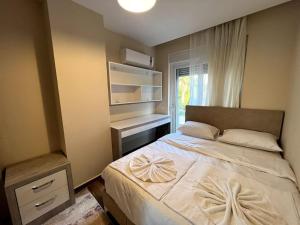 Postel nebo postele na pokoji v ubytování Şık, merkezde denize 3 km Kültür kafeler cd. 2 dk '12'