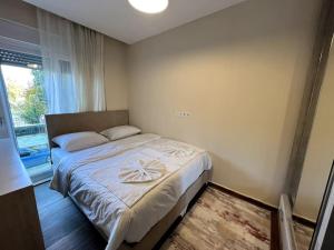 Ein Bett oder Betten in einem Zimmer der Unterkunft Şık, merkezde denize 3 km Kültür kafeler cd. 2 dk '12'