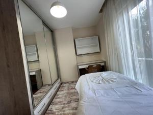 Ein Bett oder Betten in einem Zimmer der Unterkunft Şık, merkezde denize 3 km Kültür kafeler cd. 2 dk '12'