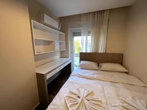 Ein Bett oder Betten in einem Zimmer der Unterkunft Şık, merkezde denize 3 km Kültür kafeler cd. 2 dk '12'