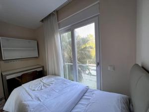 Ein Bett oder Betten in einem Zimmer der Unterkunft Şık, merkezde denize 3 km Kültür kafeler cd. 2 dk '12'