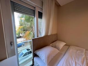 Ein Bett oder Betten in einem Zimmer der Unterkunft Şık, merkezde denize 3 km Kültür kafeler cd. 2 dk '12'