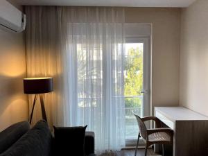 ein Wohnzimmer mit Couch und großem Fenster in der Unterkunft Şık, merkezde denize 3 km Kültür kafeler cd. 2 dk '12' in Antalya