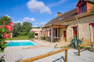 una casa con piscina di fronte a una casa di Crazy Villa Noé Michel 72 - Heated pool - Basket - 2h Paris - 30p a Vallon-sur-Gée
