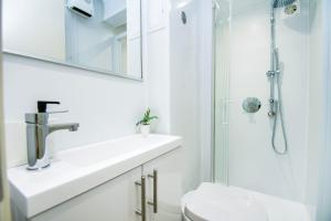 Un baño blanco con lavabo y ducha. en SoBo Studio 2 - by Brighton Holiday Lets, en Brighton & Hove 10 fotos más
