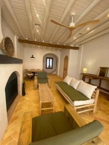 un soggiorno con letto e camino di Doñana Suite Casa-Hotel a El Rocío