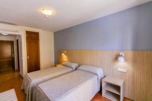 Łóżko lub łóżka w pokoju w obiekcie Hotel Galicia