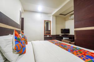 Postel nebo postele na pokoji v ubytování FabHotel Shravan - Nr Eternity Mall