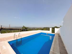 Villa Paz في Villanueva de Castellón: مسبح بمياه زرقاء في بيت