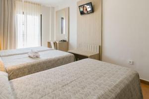 Łóżko lub łóżka w pokoju w obiekcie Hotel Galicia