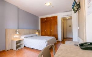 Posteľ alebo postele v izbe v ubytovaní Hotel Galicia + 34 fotografií