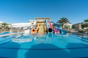 einen Pool mit Wasserrutsche in einem Resort in der Unterkunft Aqua Mondo Abu Soma Resort in Hurghada