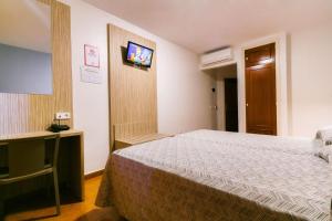 Łóżko lub łóżka w pokoju w obiekcie Hotel Galicia