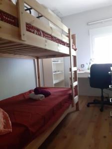een slaapkamer met 2 stapelbedden en een bureau bij Maresme´s corner in Sant Andreu de Llavaneres