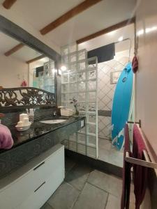 een badkamer met een wastafel en een blauwe douche bij Maresme´s corner in Sant Andreu de Llavaneres