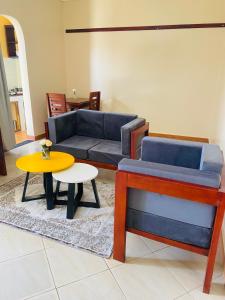 ein Wohnzimmer mit Couch und Tisch in der Unterkunft The Amani Haven in Kampala