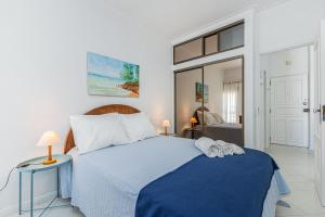 una camera con un letto e una coperta blu di Vieira Casino ad Armação de Pêra