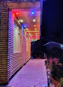ein Gebäude mit farbenfroher Beleuchtung an der Seite in der Unterkunft Golden heritage dharali in Harsil