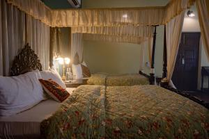 Tree of Life Resort Dehradun Foothills客房内的一张或多张床位