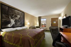 卡爾洪的住宿－卡爾霍恩速8酒店，配有一张床和一台平面电视的酒店客房