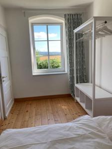 Schlafzimmer mit einem Bett und einem Fenster in der Unterkunft Landidylle auf dem Rittergut in Blomberg