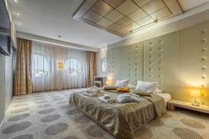 克拉科夫的住宿－鞦韆酒店，一间卧室配有一张大床和毛巾