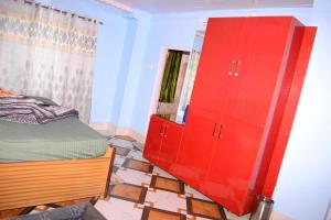 - une chambre avec une armoire rouge et un miroir dans l'établissement Hill View Guest House Bhaderwah, à Bhadarwāh