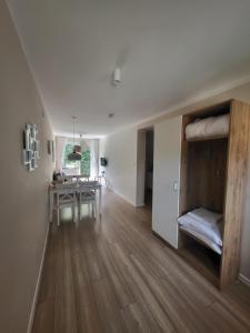 Posteľ alebo postele v izbe v ubytovaní Apartamenty Willove Wzgórze