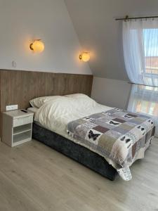 グダニスクにあるWilla Bursztyn Gdanskのベッドルーム1室(ベッド1台付)、ナイトスタンド(ベッドサイドサイドサイドサイドサイドサイドサイド付)