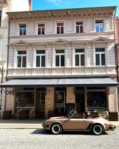 un coche marrón estacionado frente a un edificio en Hotel Anna en Stendal