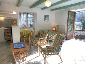 Brousse-le-Château的住宿－La Bruyère，一间带桌椅的客厅和一间厨房