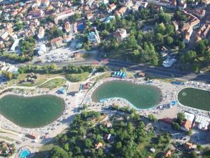 eine Luftansicht eines Parks mit zwei Seen in der Unterkunft Elem apartmani in Tuzla
