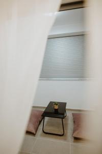 una mesa en una habitación con ventana y ordenador portátil en Apartman 007 en Vukovar