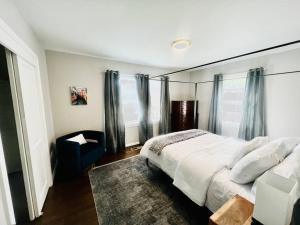 1 dormitorio con cama y ventana grande en Peaceful Bungalow Mins to Airport en Birmingham