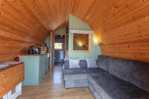 Posezení v ubytování The Highland Bothies Glamping + 37 fotografií