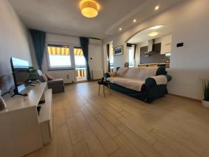 - une chambre avec un lit et un canapé dans l'établissement Apartment Karla, à Rijeka