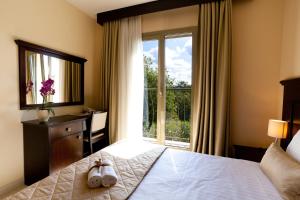Uma cama ou camas num quarto em Blue Waves Resort