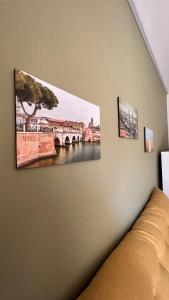een muur met twee foto's van een brug erop bij Drè Marèna in Rimini