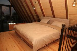 Łóżko w pokoju z drewnianą podłogą w obiekcie Private Bungalow w mieście Trabzon