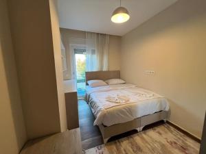 a bedroom with a bed and a window at Merkezi, Şık, denize 3 km Kültür kafeler cad. 2 dk '13' in Antalya