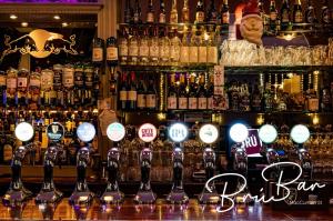 um bar com um monte de garrafas de álcool em Bru Bar & Hostel em Cork