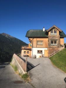 una casa al lado de una montaña en Peerfect Ferienwohnungen, en Navis