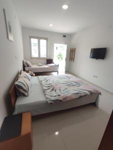 เตียงในห้องที่ Apartments Three Ohrid