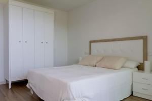 En eller flere senge i et værelse på lacaletasol + 11 billeder