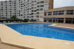 a large swimming pool in front of a building at lacaletasol in Villajoyosa